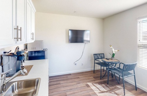 Visalia Casa | Charming studio with kitchenette near Lake