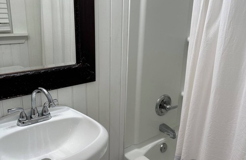 Commerce Apartamento | Charming studio with WiFi and AC in terrific Downtown Commerce!