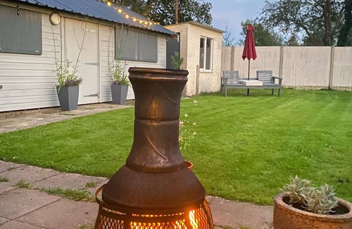 Llangefni Casa | Charming stylish stone cottage large sunny private garden with doorstep Parking
