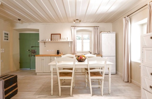 Spartochori Apartamento | Charming suite at village centre - WiFi, parking, amenities nearby, shared pool