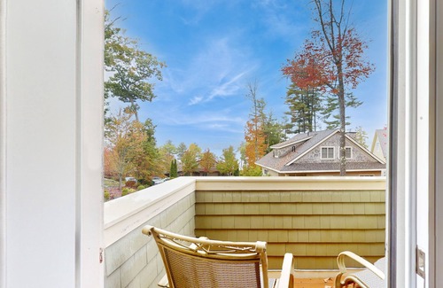 Edgecomb Apartamento | Charming Suite with Scenic Balcony Views and Cozy Comforts