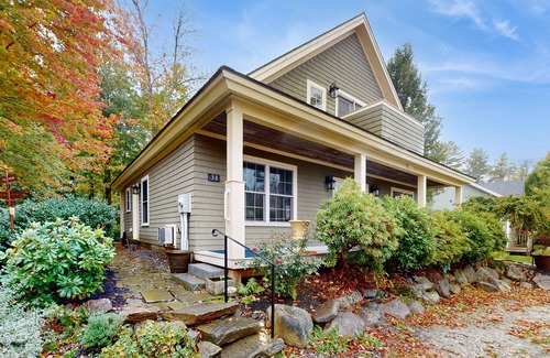 Edgecomb Apartamento | Charming Suite with Scenic Balcony Views and Cozy Comforts
