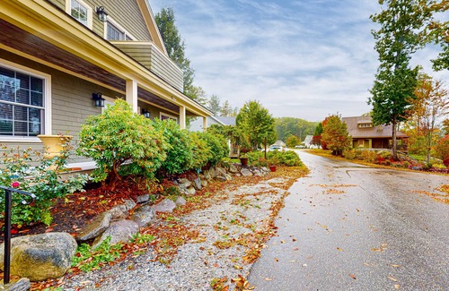 Edgecomb Apartamento | Charming Suite with Scenic Balcony Views and Cozy Comforts