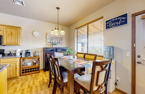 Show Low Cabina | Charming & sunlit cabin with balcony - near the lake, hiking trails, & golf