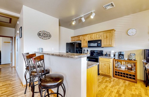 Show Low Cabina | Charming & sunlit cabin with balcony - near the lake, hiking trails, & golf
