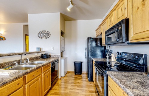 Show Low Cabina | Charming & sunlit cabin with balcony - near the lake, hiking trails, & golf