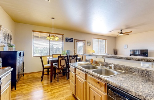 Show Low Cabina | Charming & sunlit cabin with balcony - near the lake, hiking trails, & golf