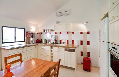 Neve Tzedek Apartamento | Charming Sunny Haven with Balcony by Sea N Rent