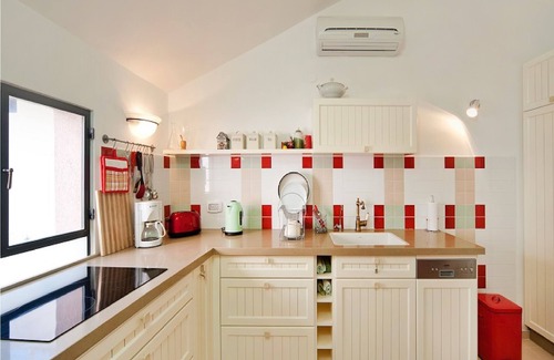 Neve Tzedek Apartamento | Charming Sunny Haven with Balcony by Sea N Rent