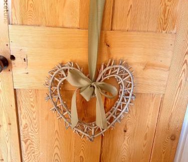 Bookham Casa | Charming Surrey Cottage perfect for Autumn or Winter gatherings