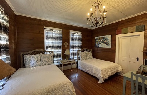 Carmine Otro | Charming Farmhouse 10 minutes to Round Top! Discount for Weekly, Monthly Stays!