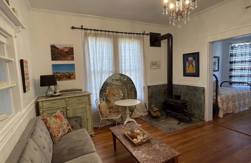 Carmine Otro | Charming Farmhouse 10 minutes to Round Top! Discount for Weekly, Monthly Stays!