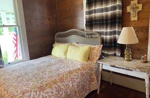 Carmine Otro | Charming Farmhouse 10 minutes to Round Top! Discount for Weekly, Monthly Stays!