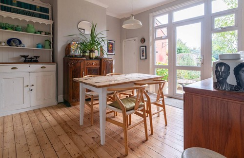 Dudden Hill Casa | Charming Three Bed Artist's House in Dollis Hill