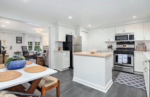 Three Oaks Cabaña | Charming Three Oaks Cottage - dog friendly with a fenced yard and hot tub!