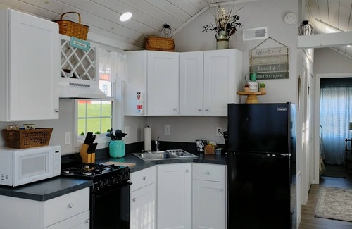 Cherry Creek Cabaña | Charming Tiny Cottage in Serene Garden Setting – Perfect Country Getaway!