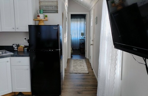 Cherry Creek Cabaña | Charming Tiny Cottage in Serene Garden Setting – Perfect Country Getaway!