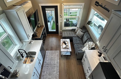 Sherrills Ford Cabaña | Charming tiny home in lakeside Sherrills Ford with WiFi, AC, pool & fitness room