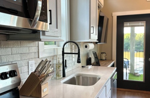 Sherrills Ford Cabaña | Charming tiny home in lakeside Sherrills Ford with WiFi, AC, pool & fitness room