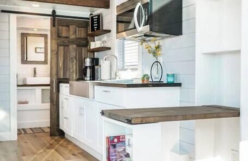 Apple Valley Apartamento | Charming Tiny Home with private deck and bbq