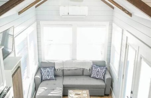Apple Valley Apartamento | Charming Tiny Home with private deck and bbq