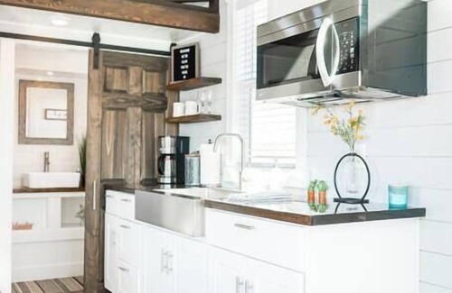 Apple Valley Apartamento | Charming Tiny Home with private deck and bbq