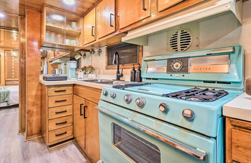 Plant City Cabina | Charming Tiny Home w/ Private Hot Tub!