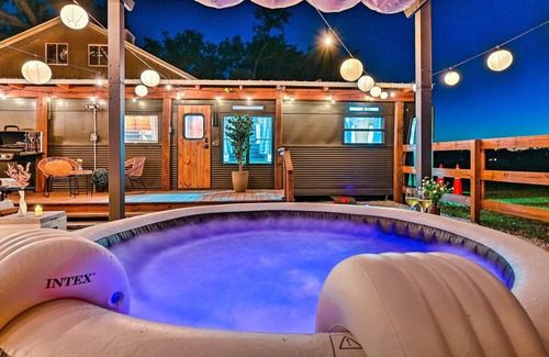 Plant City Cabina | Charming Tiny Home w/ Private Hot Tub!