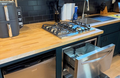 Crouse Casa | Charming Tiny Home with 1 bedroom and 2 lofts and WiFi, AC in wonderful Dallas.