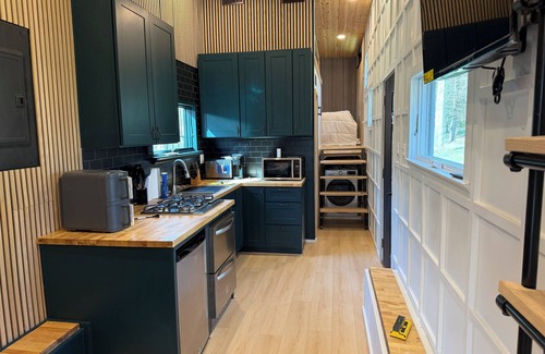 Crouse Casa | Charming Tiny Home with 1 bedroom and 2 lofts and WiFi, AC in wonderful Dallas.