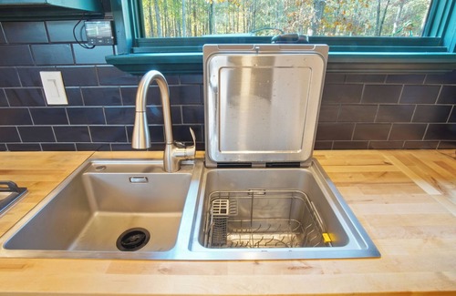 Crouse Casa | Charming Tiny Home with 1 bedroom and 2 lofts and WiFi, AC in wonderful Dallas.