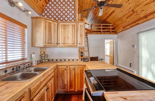 Saddlestring Cabina | Charming Tiny House Suite Retreat,loft & wildlife!