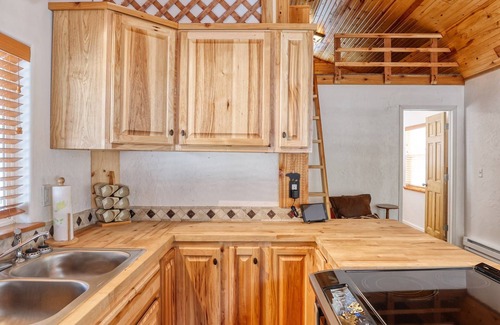 Saddlestring Cabina | Charming Tiny House Suite Retreat,loft & wildlife!