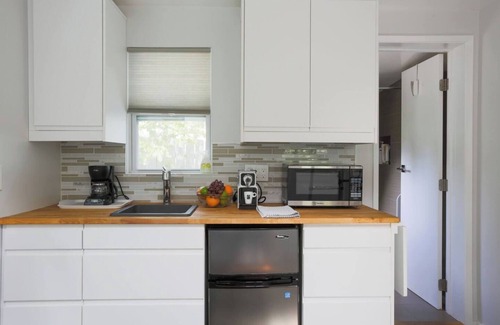 Woodland Hills Casa | Charming Tiny House 1-bedroom house in amazing garden Los Angeles with WiFi, AC