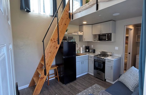 Freshwater Apartamento | Charming Tiny House with Hot Tub and big fenced yard! Private location!
