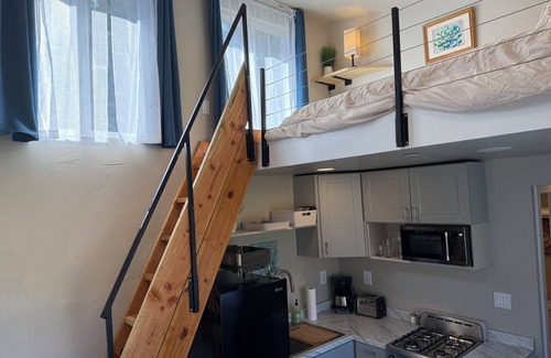 Freshwater Apartamento | Charming Tiny House with Hot Tub and big fenced yard! Private location!