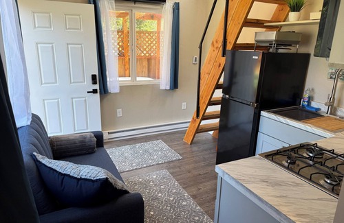 Freshwater Apartamento | Charming Tiny House with Hot Tub and big fenced yard! Private location!