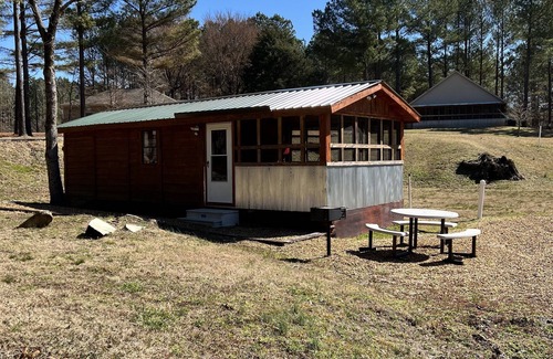 Sardis Cabina | Charming tiny house with AC in delightful Sardis Lake.