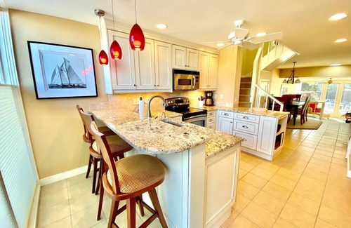 North Shores Casa | Charming town home located just steps to the peaceful North Shores Beach!