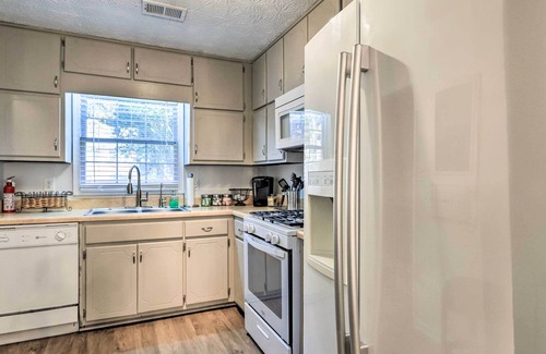 Fayetteville Casa | Charming Townhome w/ Yard ~ 25 Mi to Dtwn ATL