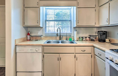 Fayetteville Casa | Charming Townhome w/ Yard ~ 25 Mi to Dtwn ATL