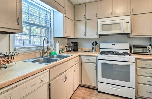 Fayetteville Casa | Charming Townhome w/ Yard ~ 25 Mi to Dtwn ATL