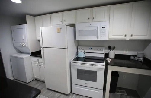 Canton Casa | Charming Townhouse in Baltimore City NO PET FEE