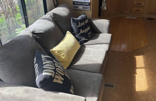 Lee Creek Casa | Charming Trailer Clean/Cozy Overlooking The Beautiful Shuswap Lake. Min to Beach