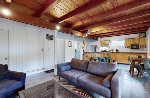 Waitsfield Casa | Charming & tranquil nature getaway with great balcony views - near golf & skiing