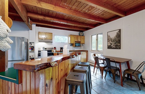 Waitsfield Casa | Charming & tranquil nature getaway with great balcony views - near golf & skiing