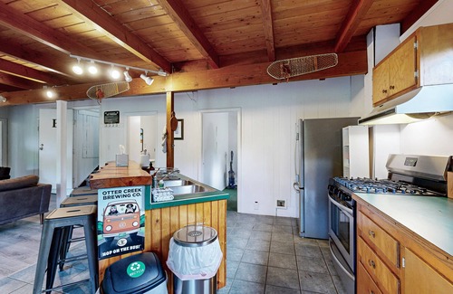 Waitsfield Casa | Charming & tranquil nature getaway with great balcony views - near golf & skiing