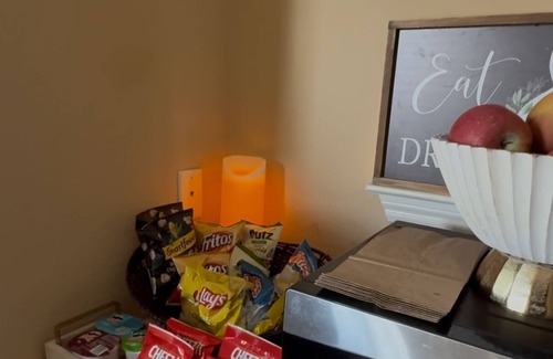 Auburn Casa | Charming -Tranquility Guest-Rm Suite in Auburn with Breakfast, Snacks, AC & WiFi