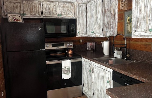Cadiz Cabaña | Charming Treehouse Haven located near Lake Barkley. Close to Turkey Bay & ramp
