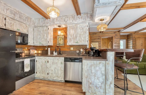 Cadiz Cabaña | Charming Treehouse Haven located near Lake Barkley. Close to Turkey Bay & ramp